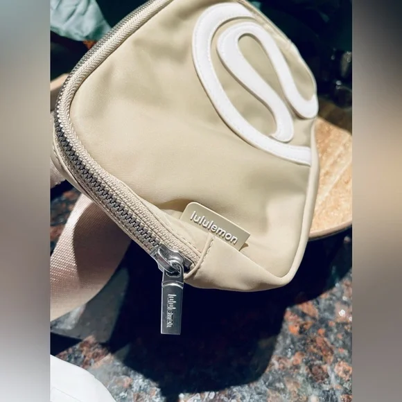 NWT Lululemon 1L Belt Bag LIMITED EDITION EXCLUSIVE in Trench/White Opal Logo - Picture 8 of 11
